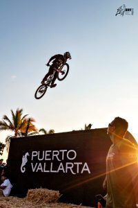Read more about the article Down Hill 2019: Jinetes en el cielo de Vallarta