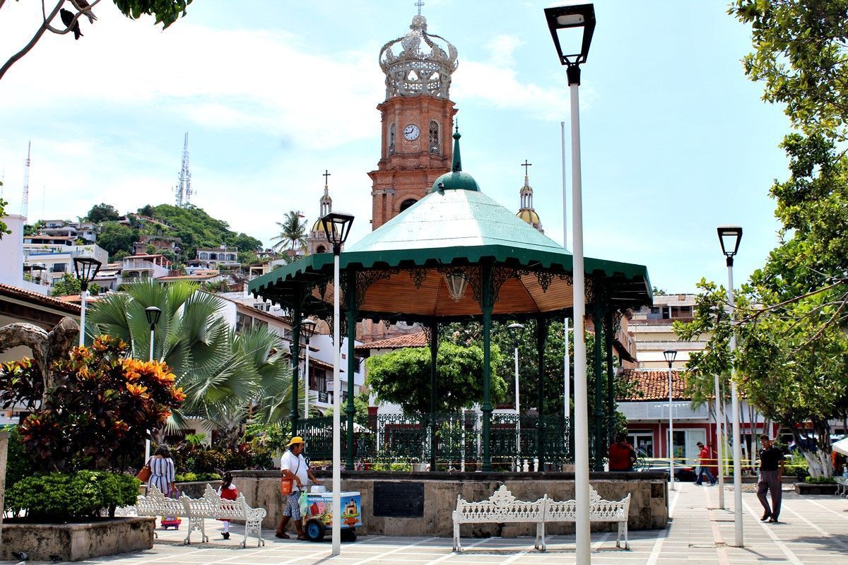 Read more about the article Plaza de armas, el segundo sitio más concurrido de Vallarta