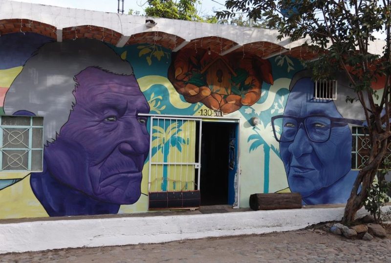 Corredor de arte en la Cruz de Huanacaxtle